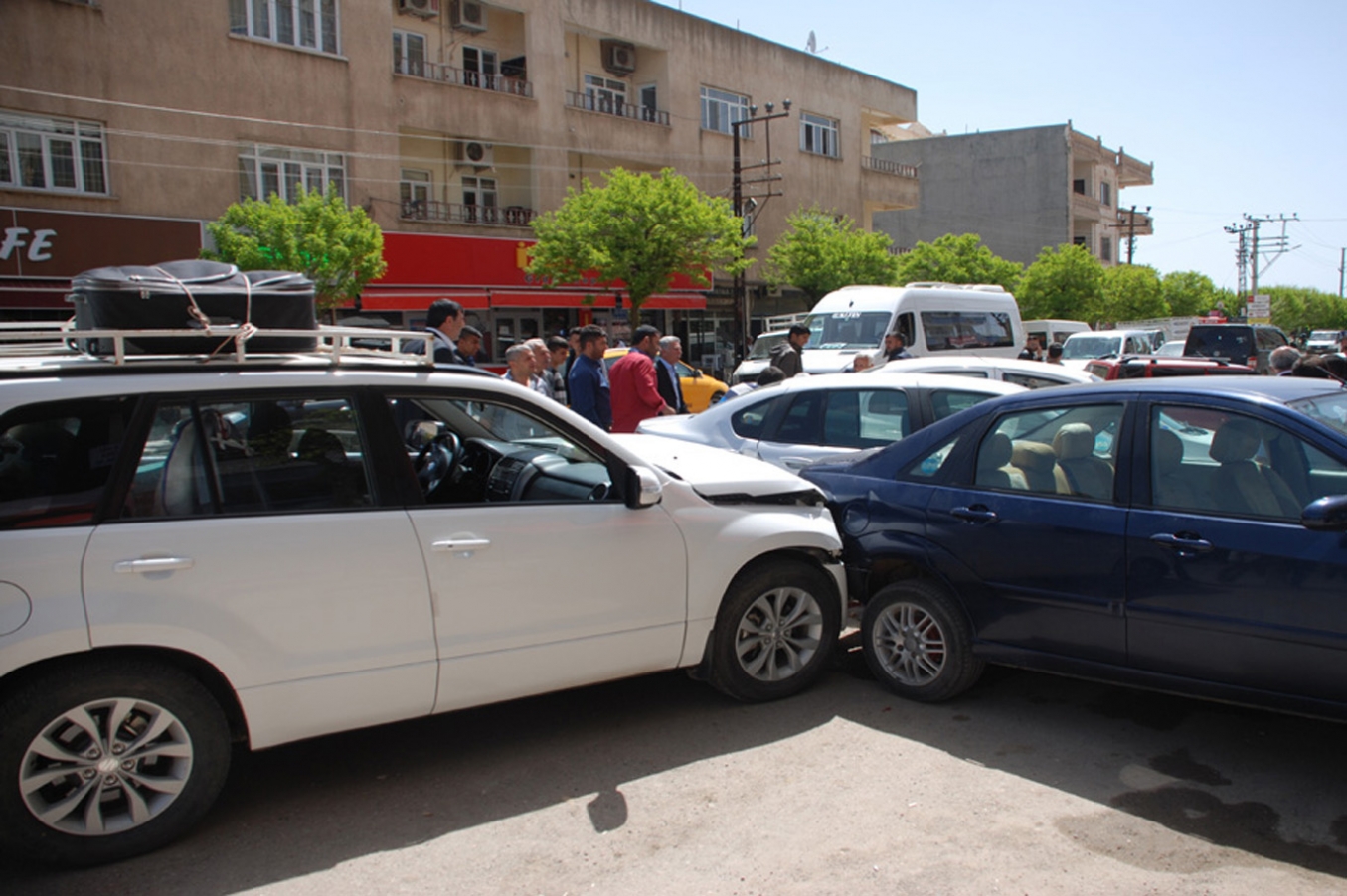 Irak plakalı Jeep park halindeki otomobillere çarptı Irak plakalı Jeep park halindeki otomobillere çarptı